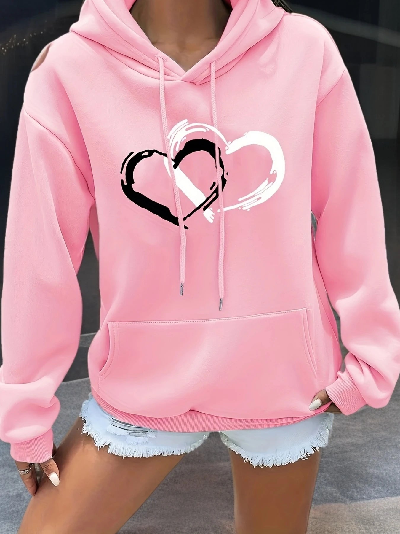 Women'S Hooded Sweatshirt with Heart Print Casual Long Sleeve Pullover with Kangaroo Pockets Simple Design Showing Natural Style