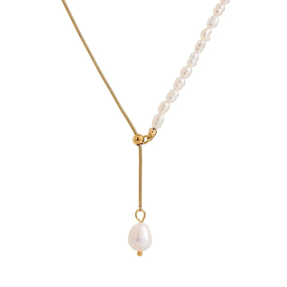 COMFORTH Gold chain necklace with freshwater pearls and adjustable slider, featuring a baroque pearl drop.