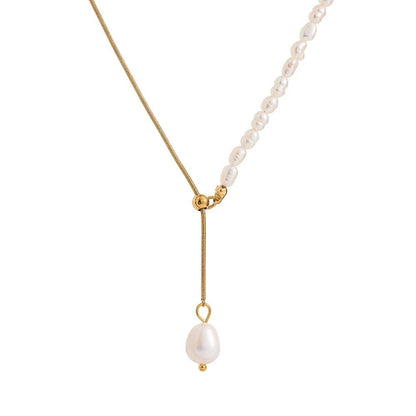 COMFORTH Gold chain necklace with freshwater pearls and adjustable slider, featuring a baroque pearl drop.