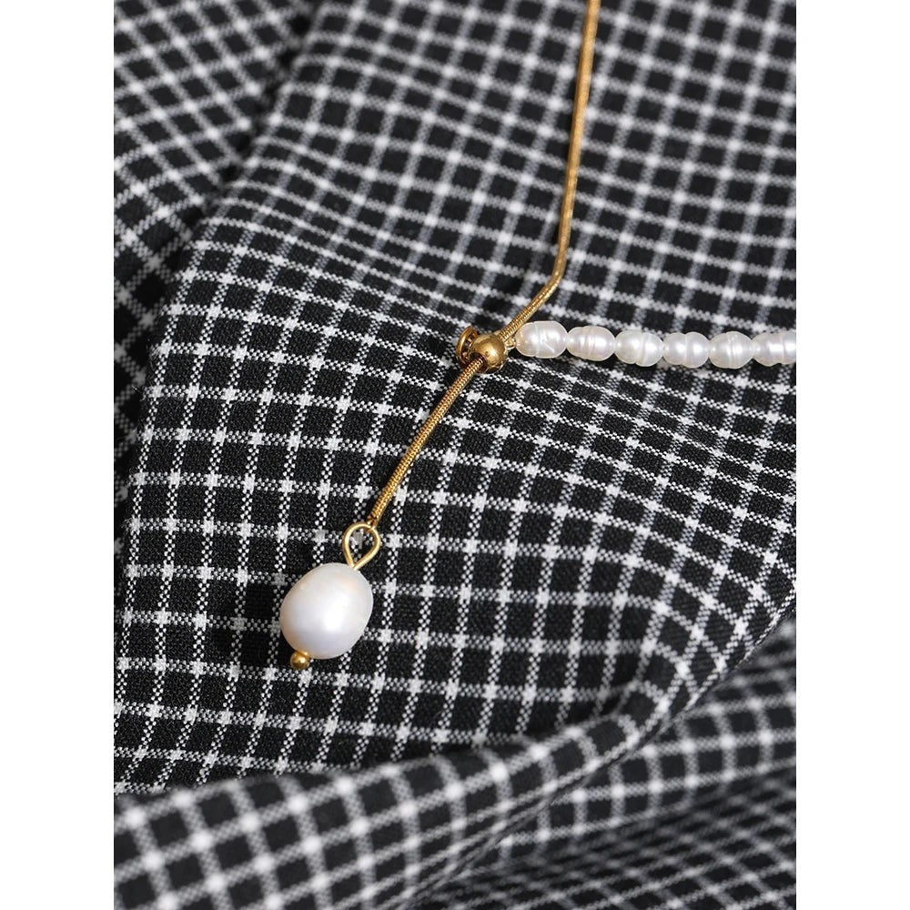 COMFORTH gold chain necklace with freshwater pearls and adjustable slider, featuring a baroque pearl drop.