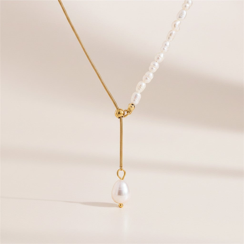 COMFORTH Gold chain necklace with freshwater pearls, featuring a delicate snake chain and adjustable slider with a baroque pearl drop.